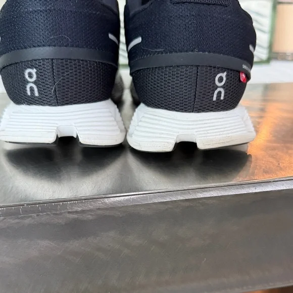 On cloud Running womens Black and White Athletic Shoes 10/42 - Picture 3 of 8